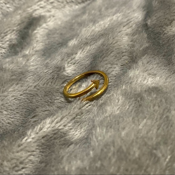 Gold arrow wrap style ring size 7 - Picture 3 of 4